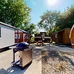 Дом отдыха La Clef Decamp Cornillieres Maisonnettes 35 Pers Jacuzzi, Jeux